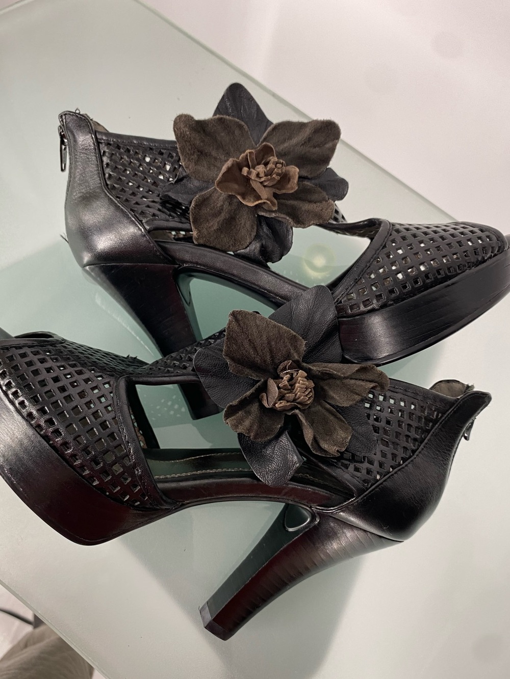 Sofft Black Cutout Platform Heels Floral Accent Pumps Size 7